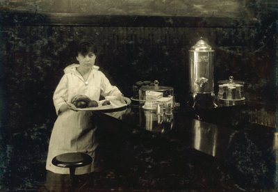 Mladá servírka Delia Kaneová od Lewis Wickes Hine