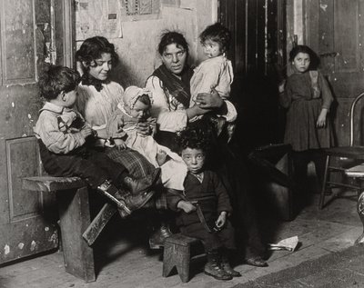 Italský dům poblíž Hull House, Chicago, 1910 od Lewis Wickes Hine