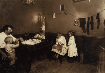 Annie Fedeleová pracuje na háčkování v kuchyni svého činžovního domu v Sommerville ve státě Massachusetts. od Lewis Wickes Hine