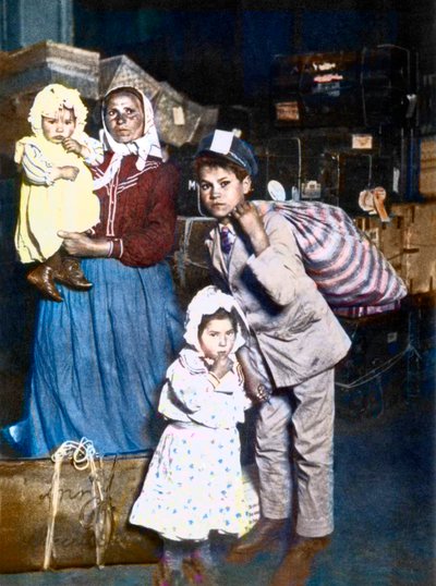 Příjezd rodiny italských přistěhovalců na Ellis Island (New York) ve Spojených státech v roce 1905. od Lewis Wickes Hine
