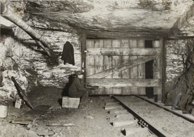 Chlapec čekající na uhlí, které má přijít přes řeku od Lewis Wickes Hine