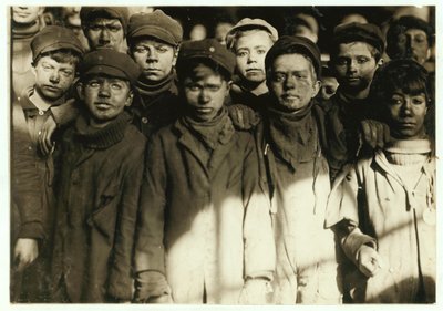 Breaker boys (kteří třídí uhlí ručně) v Hughestown Borough Coal Co. Pittston, Pennsylvania, 1911 od Lewis Wickes Hine