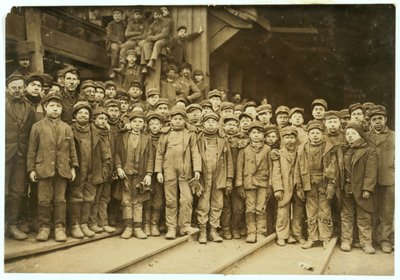 Breaker chlapci, kteří třídí uhlí ručně v Ewen Breaker of Pennsylvania Coal Co, South Pittston, Pennsylvania, 1911 od Lewis Wickes Hine