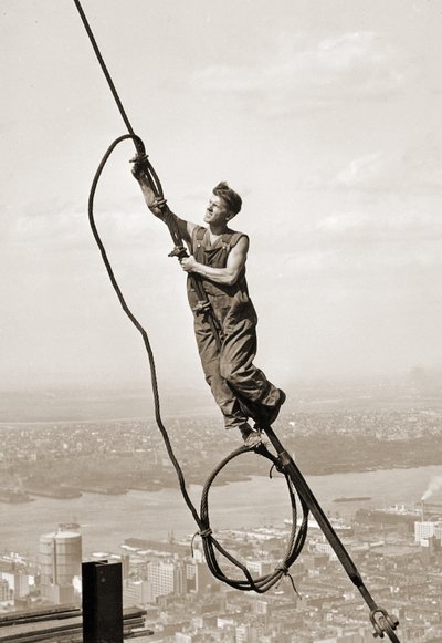 Stavební dělník, Empire State Building, New York City, kolem roku 1930 od Lewis Wickes Hine
