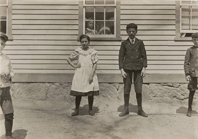Edward St. Germain a jeho sestra Delia, dělníci v mlýně, Phoenix, Rhode Island, duben 1909, 3379. od Lewis Wickes Hine