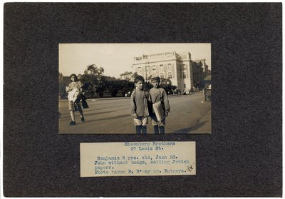 Bratři Eisenbergové, Lewis Street 27, New York City, cca 1910-13 od Lewis Wickes Hine