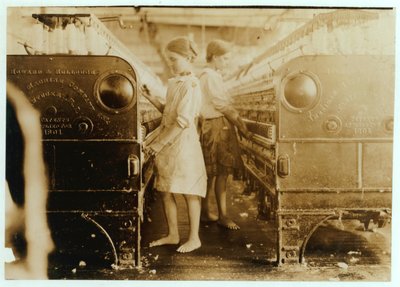 Elsie a Sadie pracující v Yazoo City Yarn Mills, Mississippi, řekly, že jim bylo 13 let, 1911 od Lewis Wickes Hine