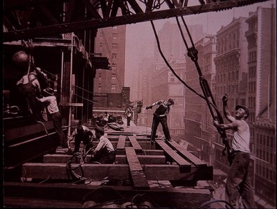 Empire State Building ve výstavbě, ukazuje zvedací gang při práci od Lewis Wickes Hine