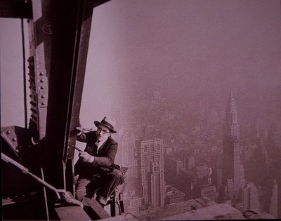Empire State Building ve výstavbě, ukazuje inspektor, který kontroluje práci od Lewis Wickes Hine