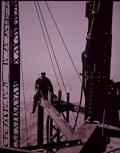 Empire State Building ve výstavbě, ukazuje šroub s klíčem od Lewis Wickes Hine
