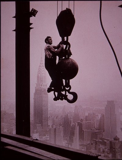 Empire State Building ve výstavbě, zobrazující člena posádky vrtného jeřábu od Lewis Wickes Hine