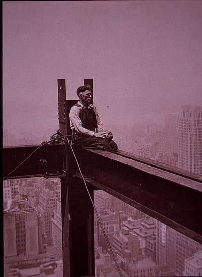 Empire State Building ve výstavbě, dělník na přestávce od Lewis Wickes Hine