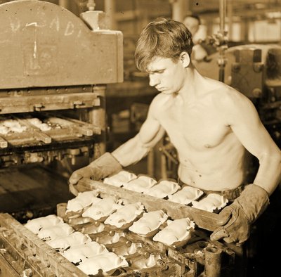 Tovární dělník ve společnosti Paragon Rubber Company, Massachusetts. 1936 od Lewis Wickes Hine