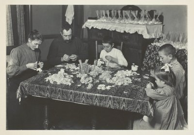 Rodina vytváří květiny od Lewis Wickes Hine