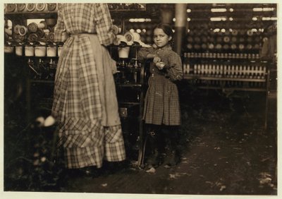 Fannie, 48 palců vysoká, 7 let, jedno z 19 dětí, které pomáhají své sestře v Elk Mills, Fayetteville, Tennessee, 1910 od Lewis Wickes Hine
