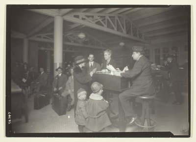 Německá rodina, tlumočník a zapisovatel na Ellis Islandu od Lewis Wickes Hine