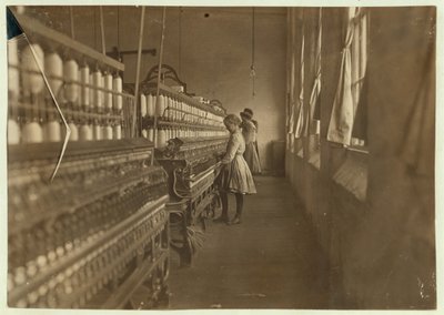 Hattie Hunter, přadlena v Lancaster Cotton Mills, Jižní Karolína, kde pracovala 3 roky, 1908 od Lewis Wickes Hine