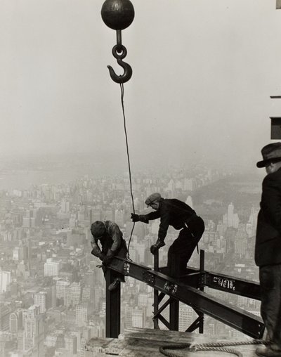 Vysoko na Empire State Building, N.Y. od Lewis Wickes Hine