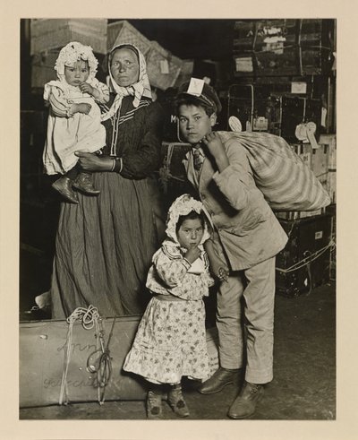 Italská rodina hledá ztracená zavazadla, Ellis Island od Lewis Wickes Hine