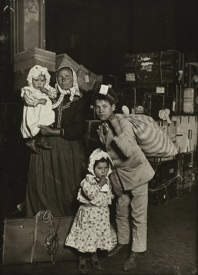 Italská rodina hledá ztracená zavazadla, Ellis Island od Lewis Wickes Hine