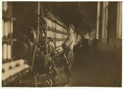 John Dempsey, 11 nebo 12 let, sobotní dělník v místnosti na předení mul v Jackson Mill, Fiskeville, Rhode Island, 1909 od Lewis Wickes Hine
