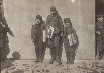 John Pento, 14 let, Daniel a Angelo Pento, 7 let, prodávají noviny..., 3348. od Lewis Wickes Hine