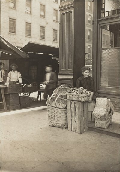 Lena Lochiavo - 11 let, prodavačka košíků a preclíků, na Sixth Street Market před salonem od Lewis Wickes Hine