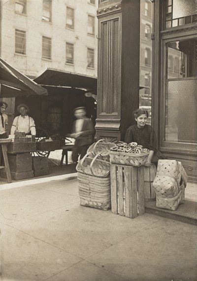 Lena Lochiavo, 11 let, prodavačka košíků a preclíků, na trhu Sixth Street před vchodem do salónu, Cincinnati, Ohio, srpen 1908 (želatinový stříbrný tisk) od Lewis Wickes Hine