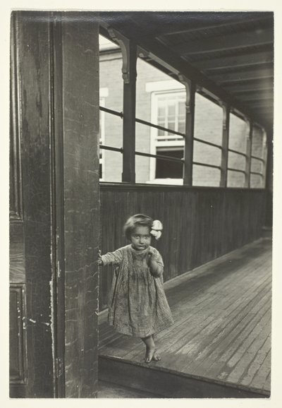 Dívka stojící u vchodu do galerie od Lewis Wickes Hine