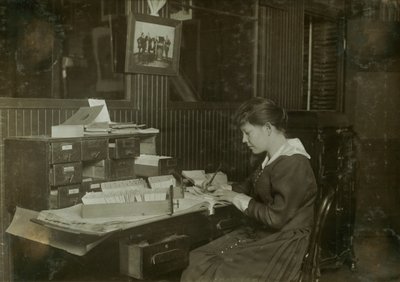Malvina Amundsenová, patnáctiletá úřednice ve společnosti Eastern Talking Machine Co. na Tremont Street 177 v Bostonu ve státě Massachusetts. od Lewis Wickes Hine