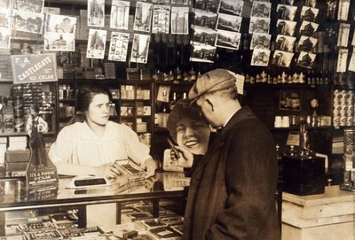 Mary Creedová, 14 let, prodává doutníky, asi 1930 od Lewis Wickes Hine