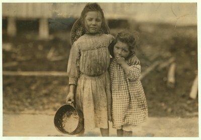 Maud a Grade Daly, 5 a 3 roky starý, sbírají každý den hrnec krevet pro společnost Peerless Oyster Company, Bay St. Louis, Mississippi, 1911 od Lewis Wickes Hine