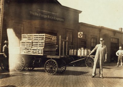 Muži před skladištěm Wells Fargo und Co Express s přepravkami a plechovkami od mléka, Springfield, Missouri, 1916 od Lewis Wickes Hine