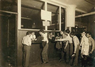 Poslíčci odevzdávají uniformy v hlavní kanceláři společnosti Postal Telegraph Co. v New Yorku. od Lewis Wickes Hine