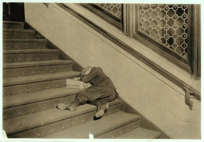 Newsboy spí se svými papíry v Jersey City, New Jersey, 1912 od Lewis Wickes Hine