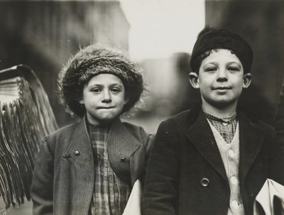 Newsies, Newark, New Jersey, prosinec 1909 (želatinový stříbrný potisk) od Lewis Wickes Hine