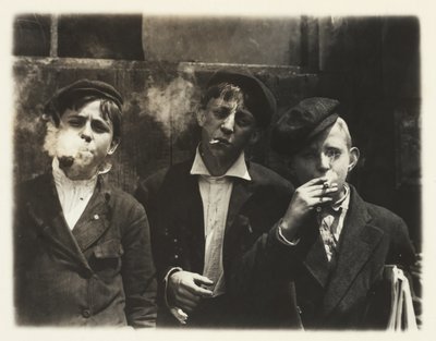 Newsies v pobočce Skeeter, St. Louis, Missouri, 11:00 hod. od Lewis Wickes Hine
