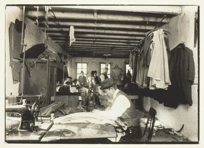 Old Time Garment Shop, New York od Lewis Wickes Hine