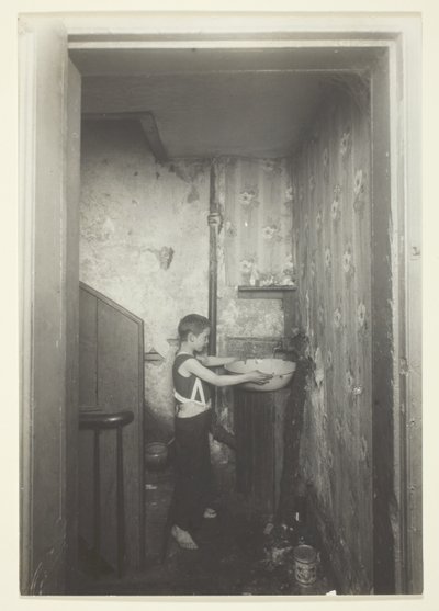 Jeden kohoutek na podlahu. Starý nájemní dům v New Yorku od Lewis Wickes Hine