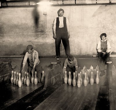 Pinboys v bowlingu Subway, 65 South Street, Brooklyn. New York. 1910 od Lewis Wickes Hine