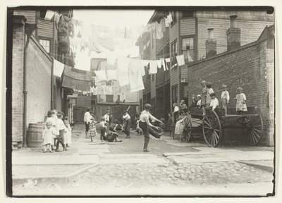 Dětské hřiště v mlýnské vesnici (Playground in a Tenement Alley), Boston od Lewis Wickes Hine