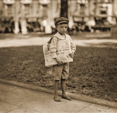 Portrét prodavače novin, c.1910 od Lewis Wickes Hine