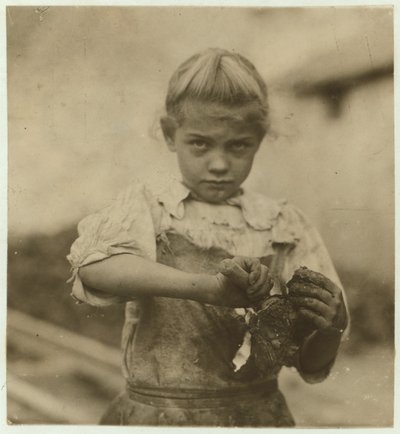 Rosie, 7 let, negramotná, pracuje druhý rok jako vyhazovač ústřic ve Varn und Platt Canning Company, Bluffton, Jižní Karolína, 1913 od Lewis Wickes Hine