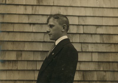 Chlapec z osady, metař a uklízeč v nedělním oblečení, Fall River, Massachusetts od Lewis Wickes Hine