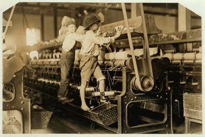Malí chlapci lezoucí na kolovrat, aby opravili přetržené nitě a nahradili prázdné cívky v Bibb Mill, Macon, Georgia, 1909 od Lewis Wickes Hine