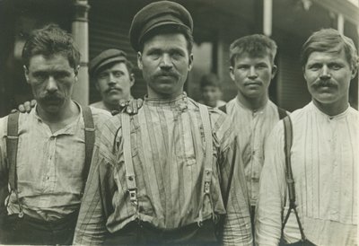 Oceláři v Russian Boarding House, Homestead, Pennsylvania, 1907-8 (želatinový stříbrný tisk) od Lewis Wickes Hine