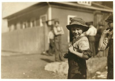 Desetiletý Charlie Foster, neschopný číst, se stálým zaměstnáním v Merrimack Mills, Huntsville, Alabama, 1913 od Lewis Wickes Hine