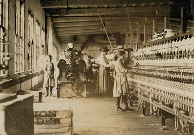 Dva mladí přadleni v Catawba Cotton Mills, Newton, Severní Karolína, 1908 od Lewis Wickes Hine