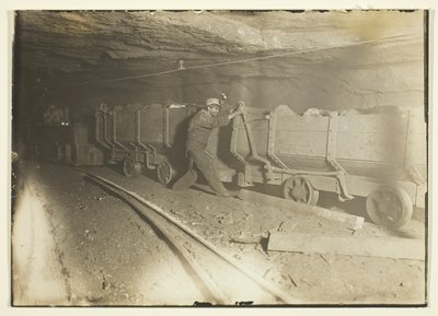 Bez názvu (Uhelné vozy v dole) od Lewis Wickes Hine