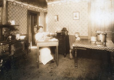 Žena vkládání štětin do zubních kartáčků ve své kuchyni, c.1912 od Lewis Wickes Hine